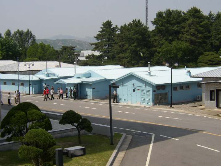 青い建物が軍事停戦委員会の会議所